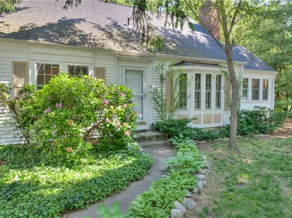 17 Stanhope Dr, Barrington, RI 02806