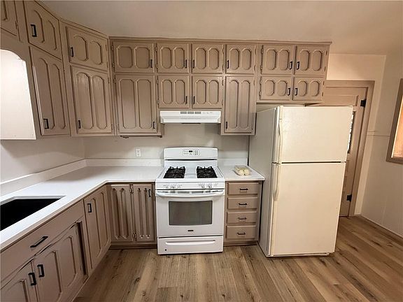 5th image of 605 W Dakota St
