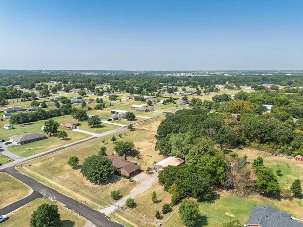 2 S Meadow Heath Dr, Shawnee, OK 74804