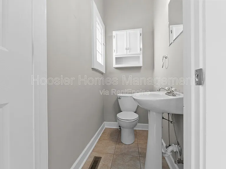 920 Broadway St #B — Photo 13