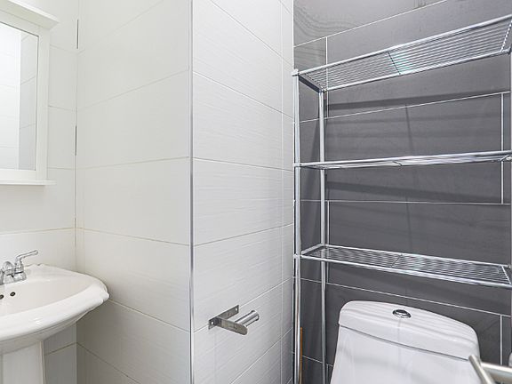 4th image of 248 Melrose St APT 3L
