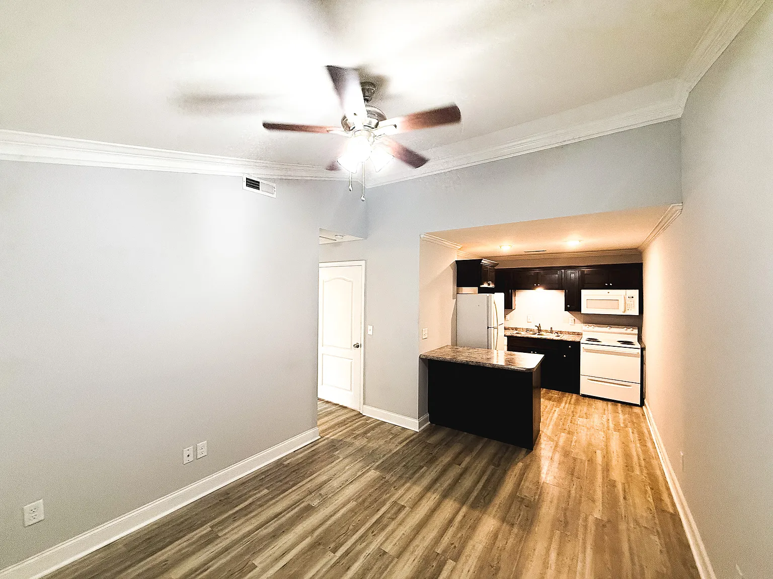2 bed, 1.5 bath, 950 sqft, $995 — Photo 1
