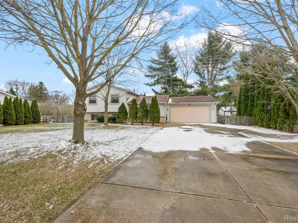 3778 Ponchartrain Dr, Pinckney, MI 48169