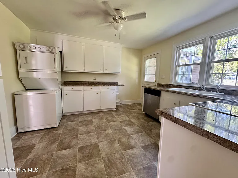 1717 S Elm St — Photo 8