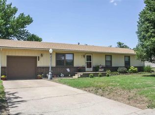 811 Iowa Ave, Pratt, KS 67124