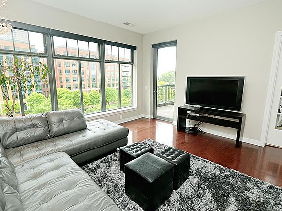 4th image of 250 Daniel Burnham Sq