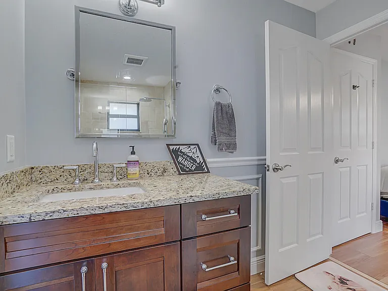 1313 Brampton Cv — Photo 36