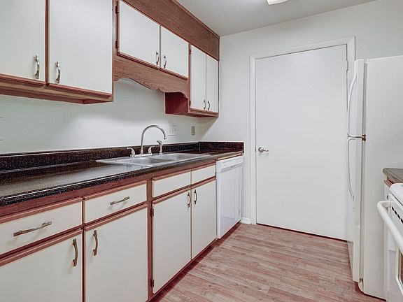 3rd image of 500 Summerlake Dr SW #404