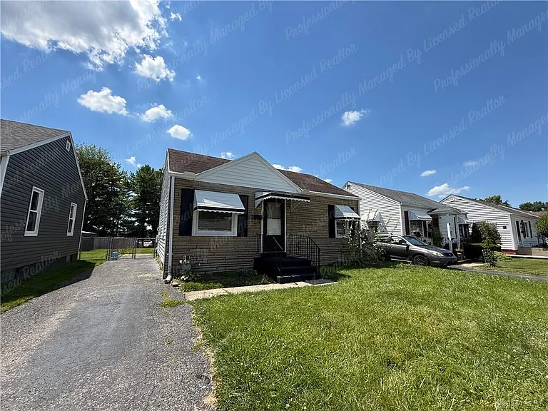 1261 Malden Ave — Photo 2