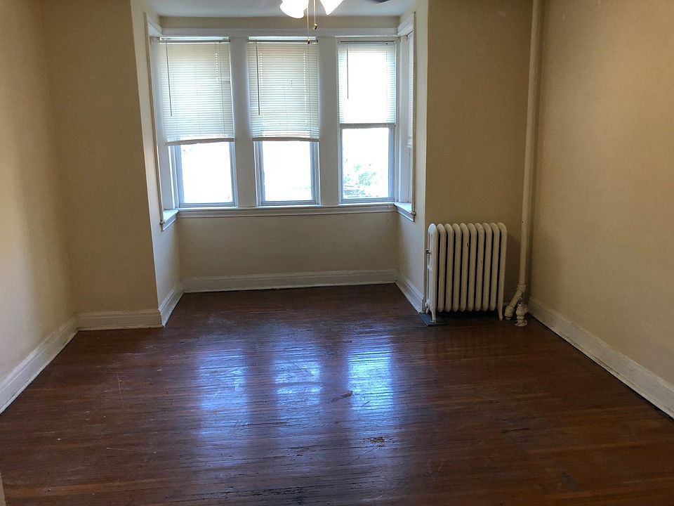 Empty bigger bedroom