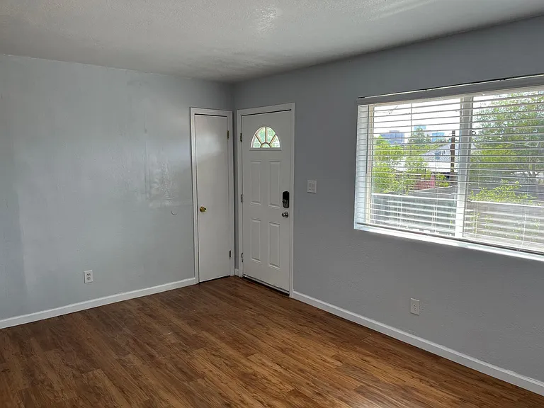 1319 E Moreland St #4 — Photo 3