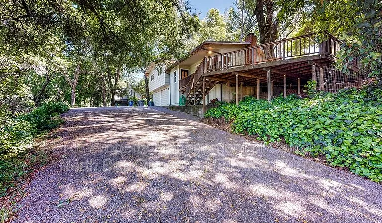 1580 Madrone Dr — Photo 2