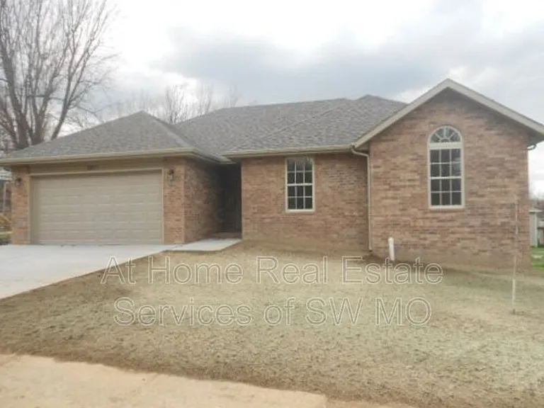 1040 E Caravan St — Photo 1