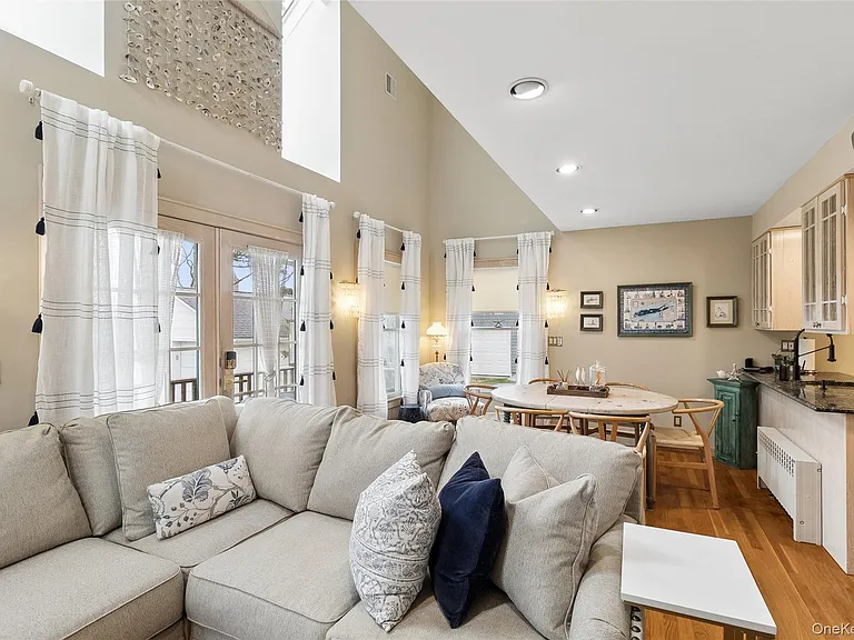 1050 Pine Ave — Photo 11