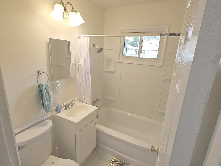 1043 Tabor Ave — Photo 6