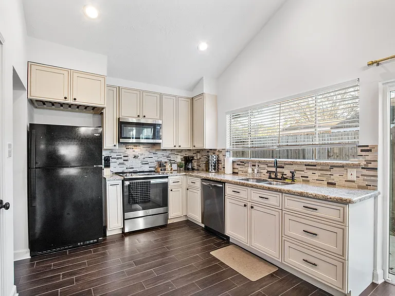 16911 Hibiscus Ln — Photo 9