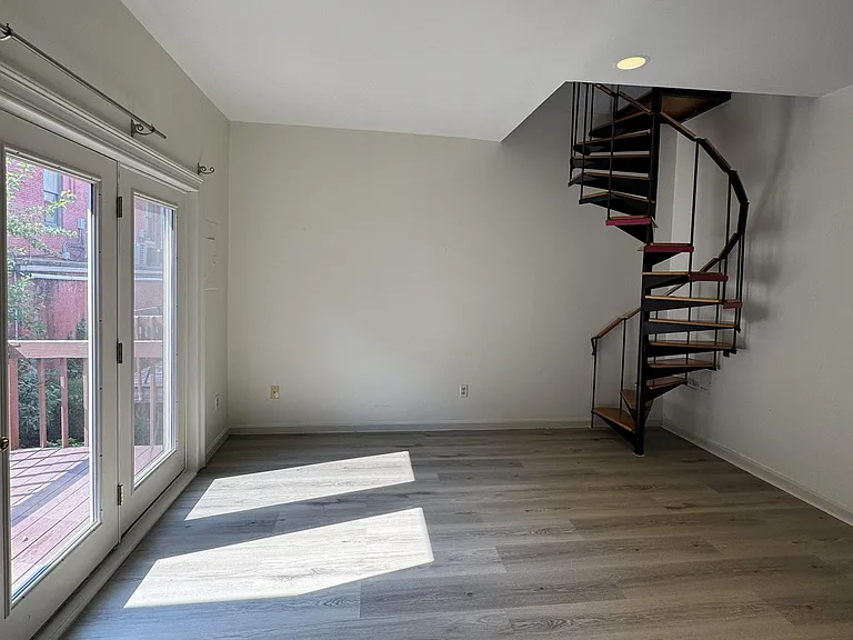111 E 6th St #C — Photo 3