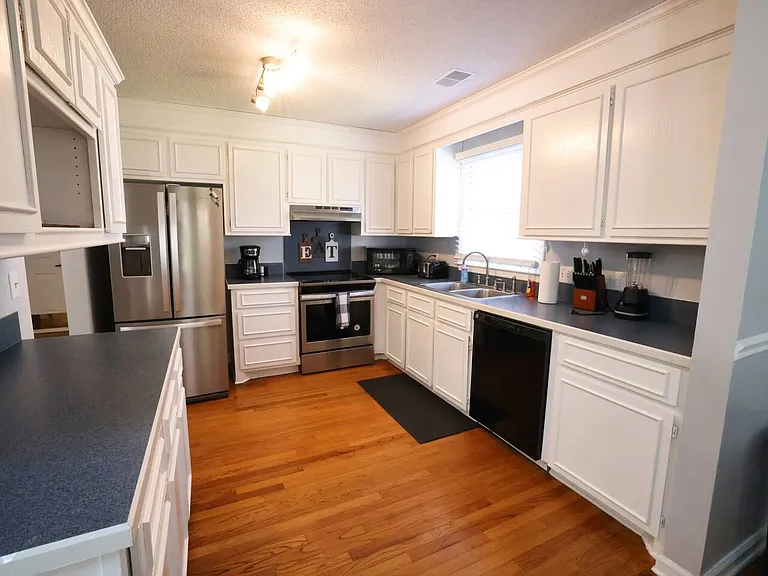 5456 Roxbury Dr — Photo 9