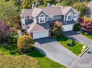 5 Cypress Point Ln, Monroe Township, NJ 08831