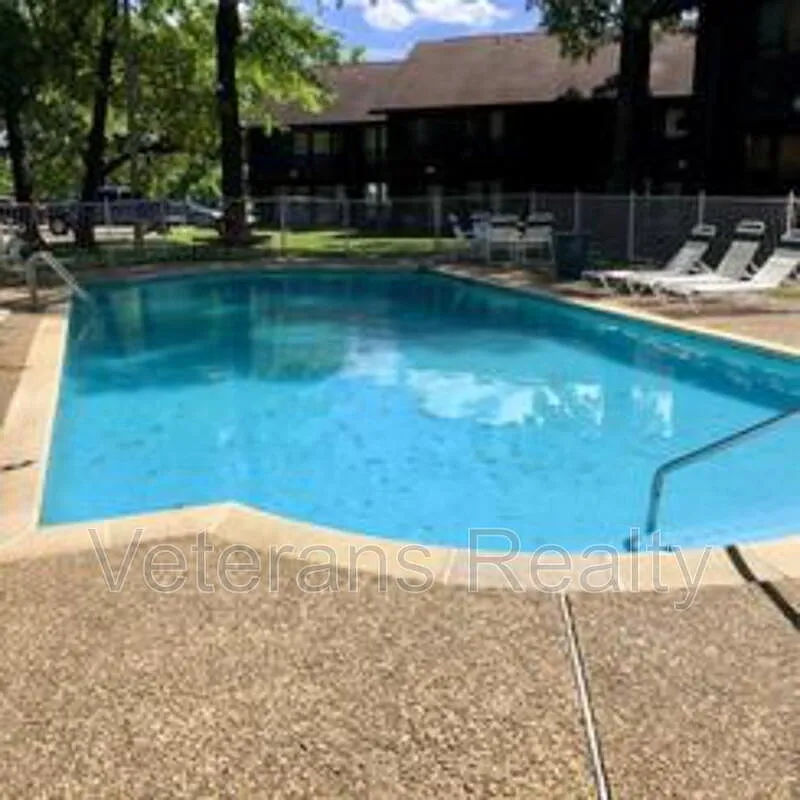 1 bed, 1.0 bath, 639 sqft, $1,100 — Photo 2