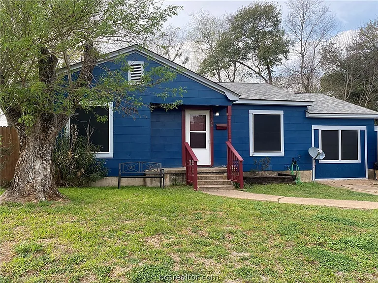 704 Churchill Dr — Photo 1