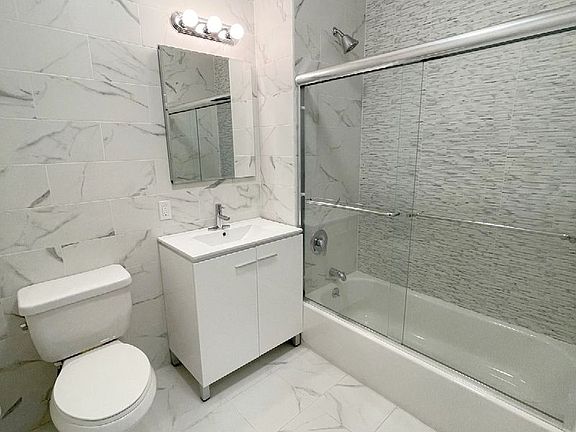 4th image of 25-34 Steinway St #3
