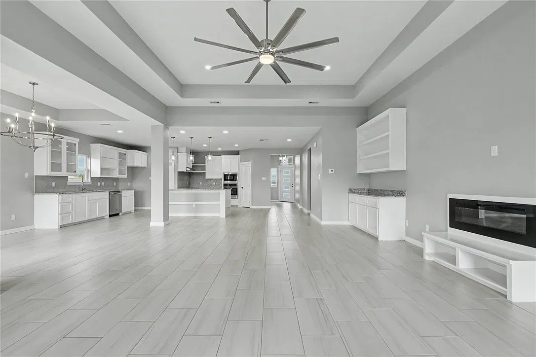 4 bed, 2.0 bath, 2303 sqft, $3,200 — Photo 4