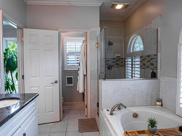 6028 Iverleigh Cir — Photo 15