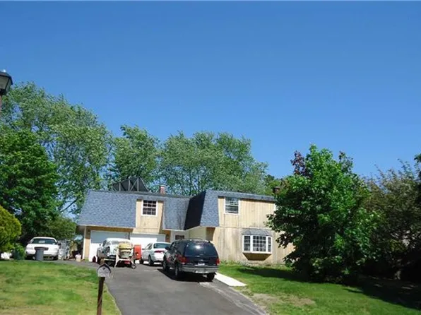 21 Clusterpine St, Medford, NY 11763