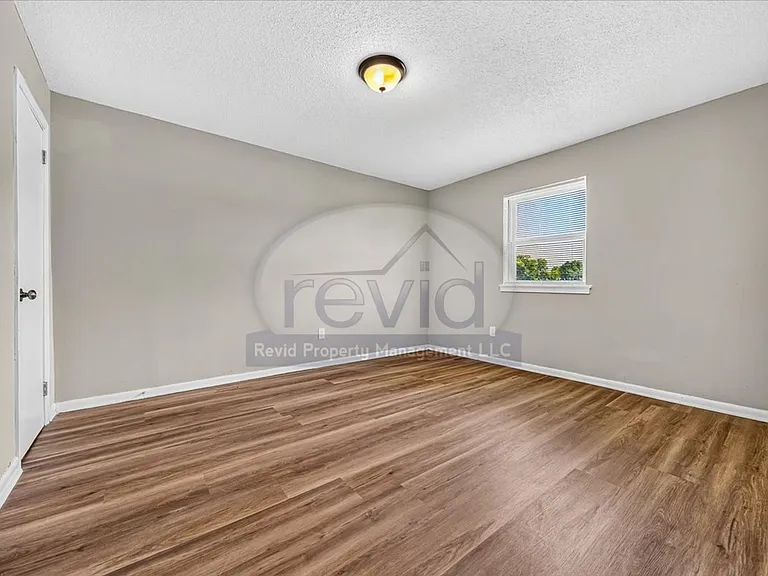 708 Hastings — Photo 20