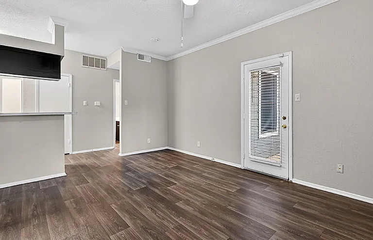 The Versailles Apartments — Photo 15