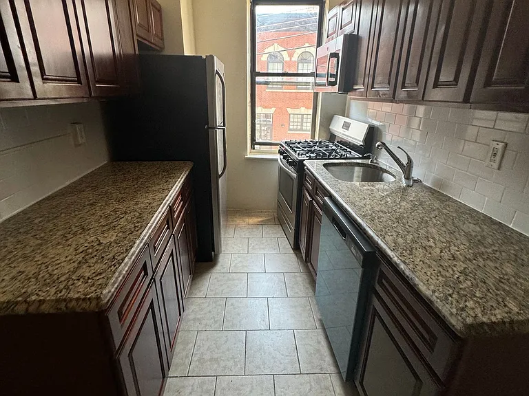Sevilla Grande - Renovated Units at Journal Square Path — Photo 7