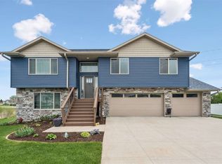 905 Carl Ct, Solon, IA 52333