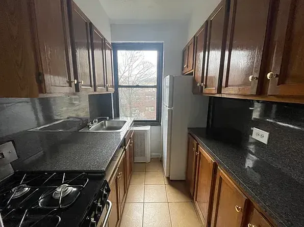 2728 Henry Hudson Parkway image 2 of 7