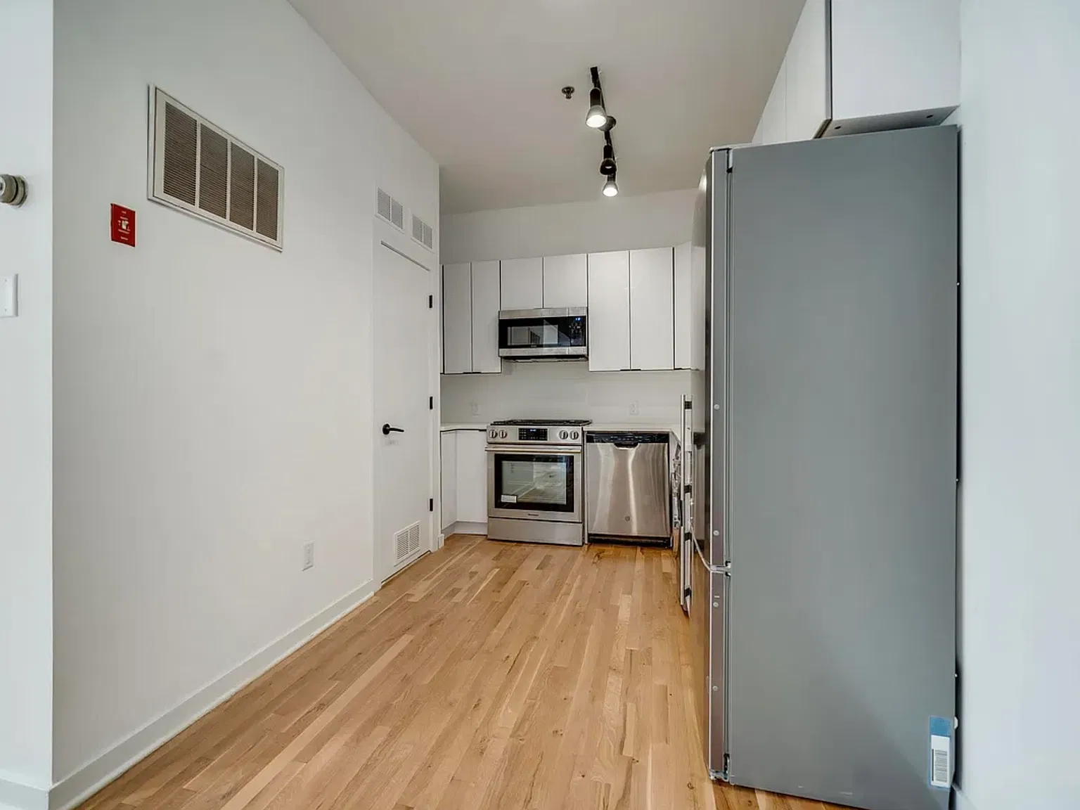2 bed, 1.0 bath, $4,375 — Photo 2