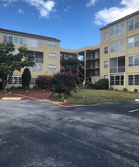 2801 Somerset Dr #209 — Photo 1