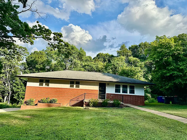 2814 Ridge Crest Dr — Photo 1