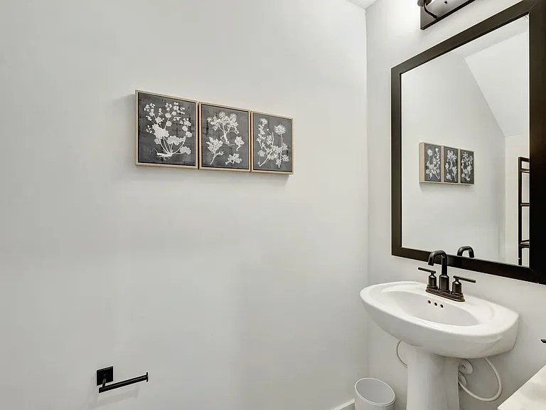 601 NE Waters Edge Ln — Photo 26