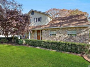 42 Cross Bow Ln, Commack, NY 11725