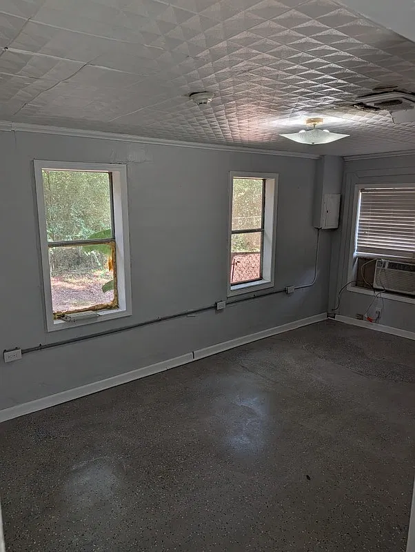 536 Selina St — Photo 3