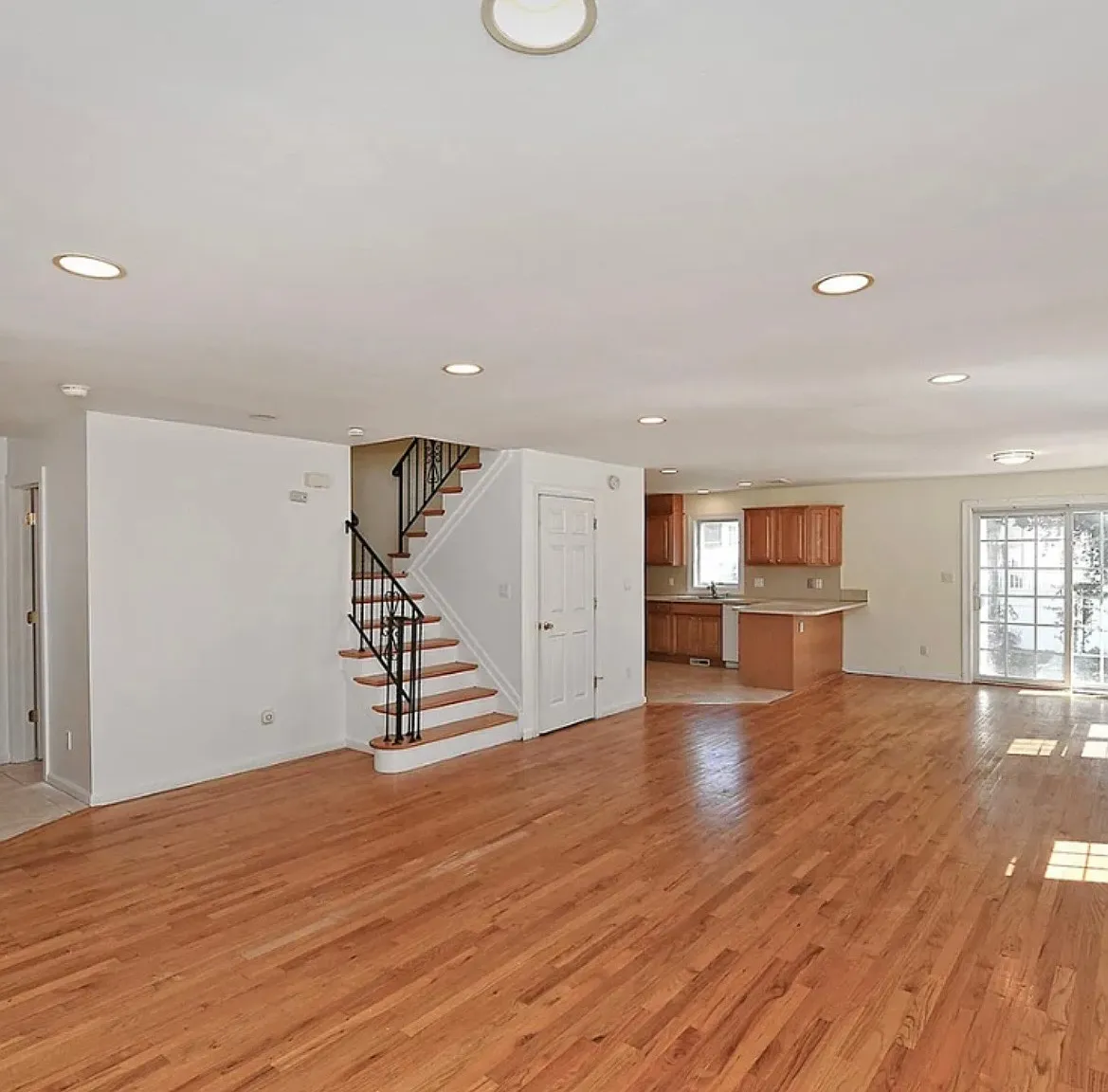3 bed, 2.5 bath, 1518 sqft, $4,700 — Photo 3