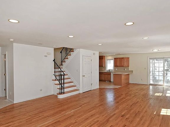 3rd image of 16 Inwood Rd Unit A