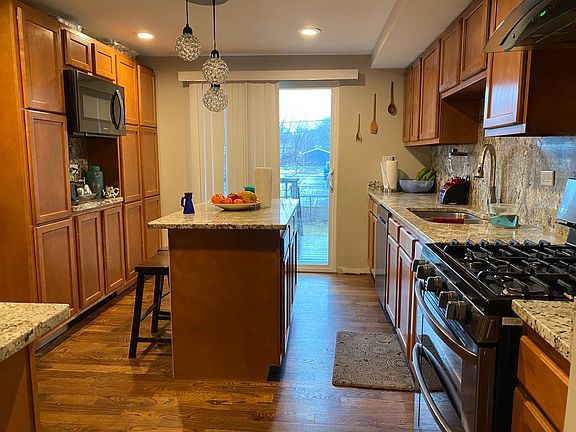 3rd image of 130 Golfview Ln