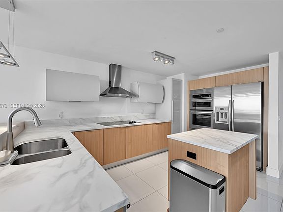 4th image of 2950 NE 188th St APT 534