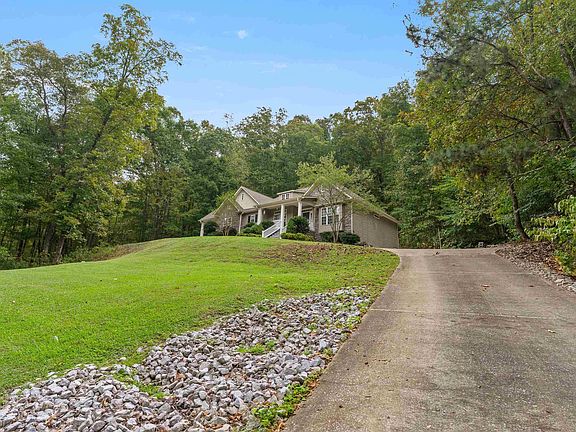4th image of 390 Beaver Ridge Cir