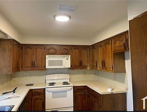 3rd image of 3437 Latham Dr