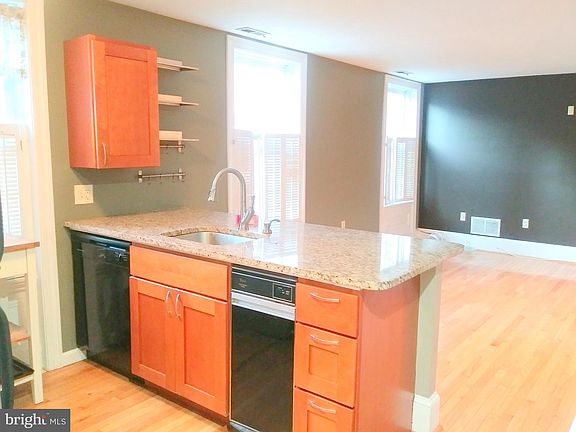 5th image of 2043 Mount Vernon St APT 1R