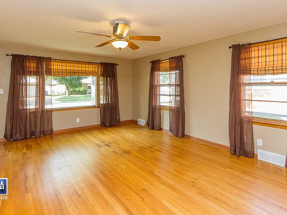 Large Living Room W/Hardwood Floor