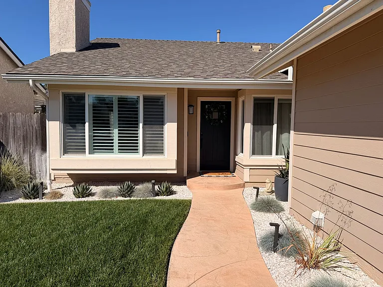 5255 Goldenridge Ct — Photo 3
