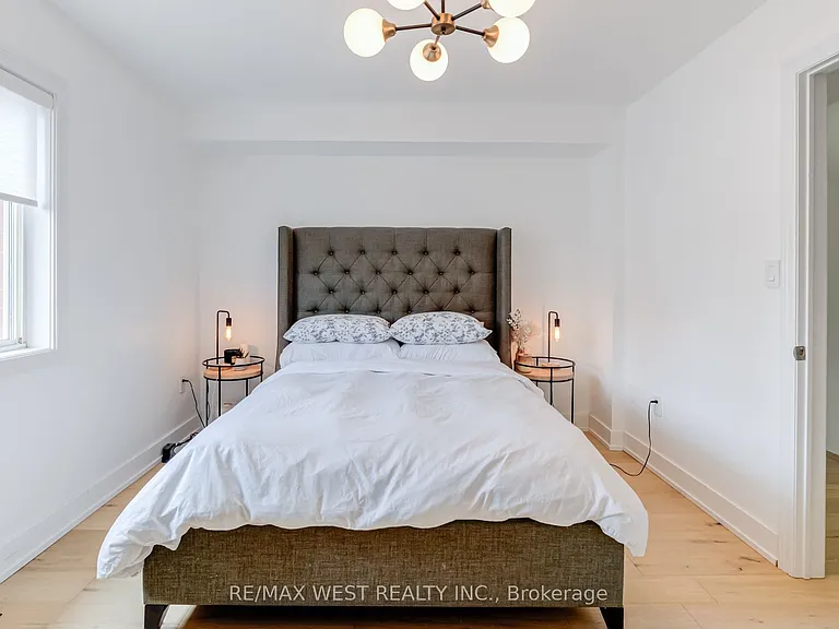 12 Grogan Mews — Photo 10